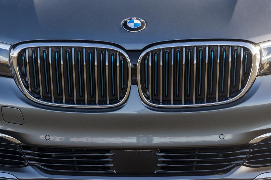 Детали экстерьера BMW 740e iPerformance (G11) 2018 года  (NA) (фото 29 из 40)